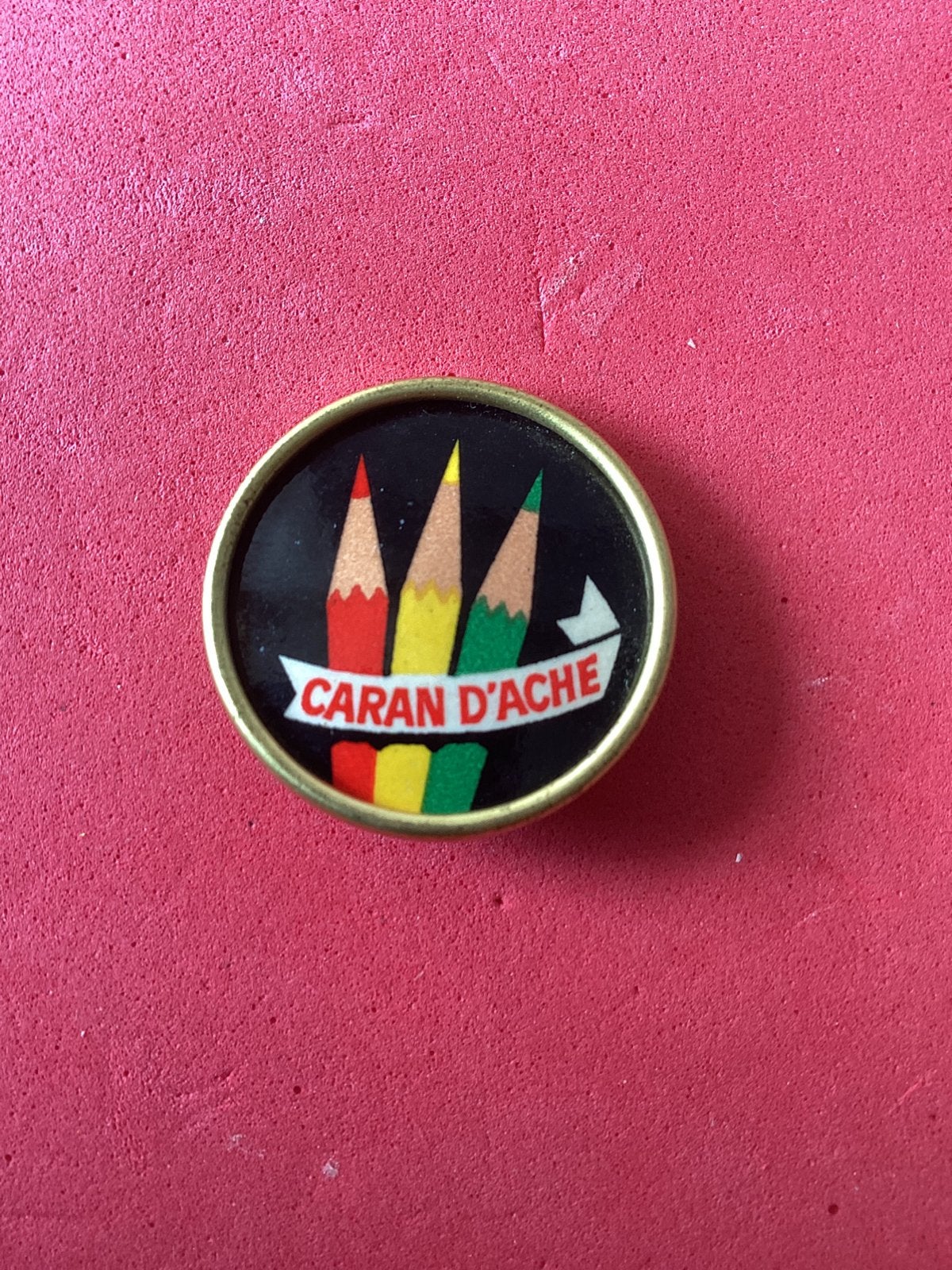 Kleine button Caran d’ache (kleurpotloden), Verzenden, Zo goed als nieuw, Merk, Button
