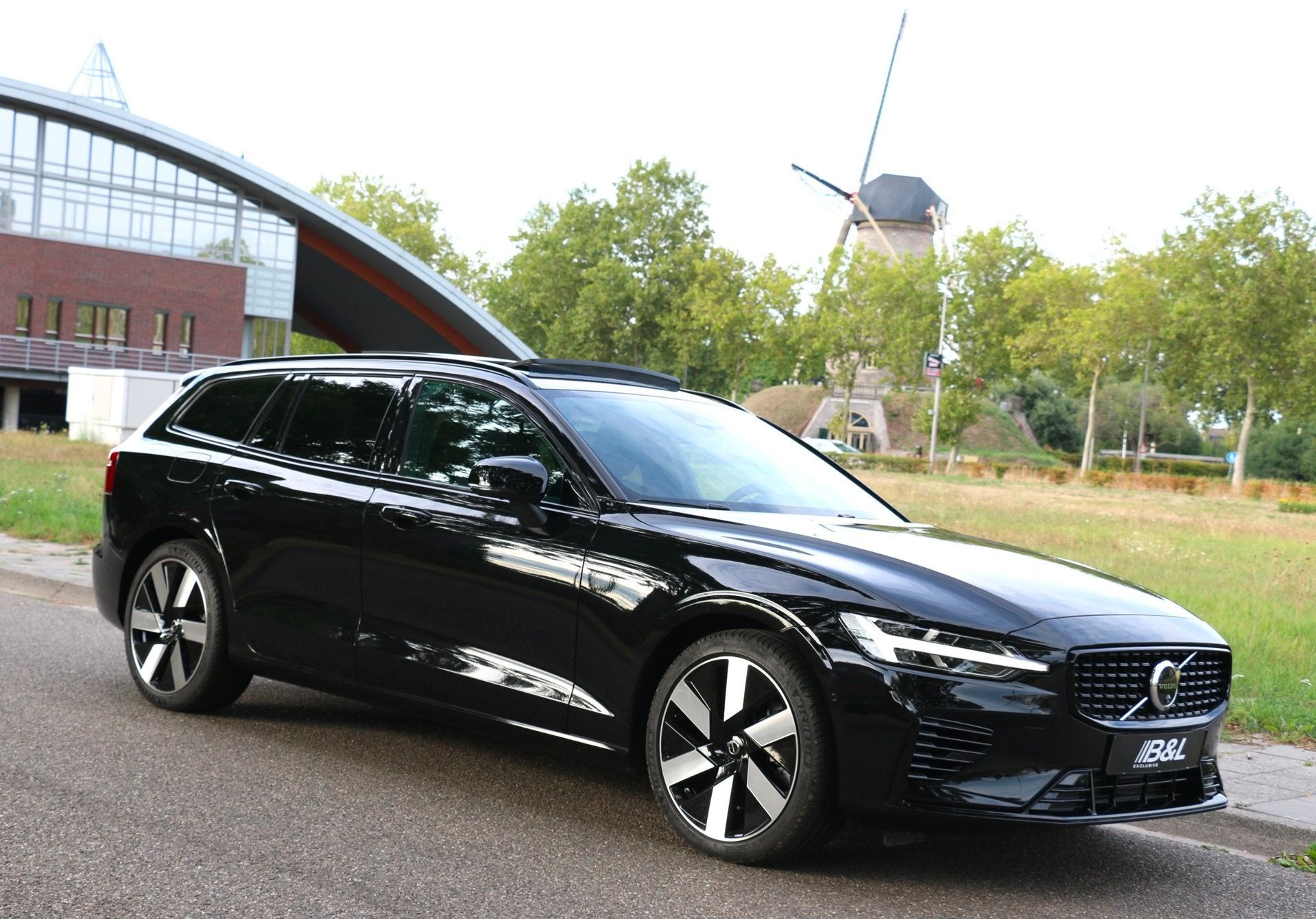 Volvo V60 2.0 T8 Plug-in Hybrid AWD Aut 335kW 456Pk 2024 Ult, Dealer onderhouden, Gebruikt, 4 cilinders, Zwart