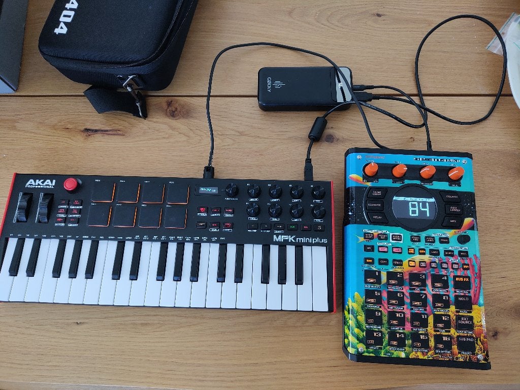 Roland SP404MK2 of/en AKAI MPK in heel goede staat, Ophalen of Verzenden, Zo goed als nieuw