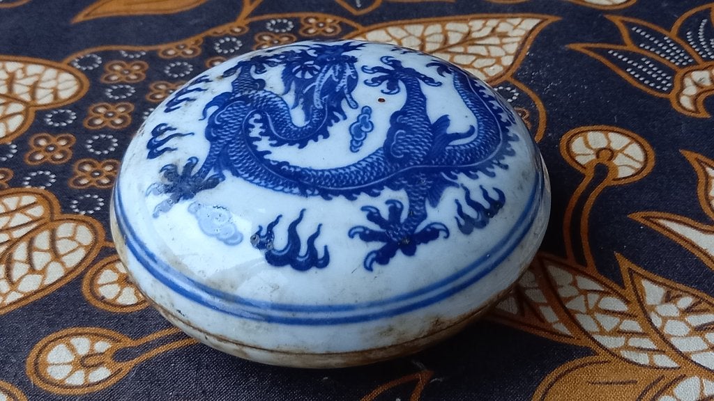 Mooi antiek Chinees doosje van porselein met een draak 9 cm., Antiek en Kunst, Ophalen of Verzenden