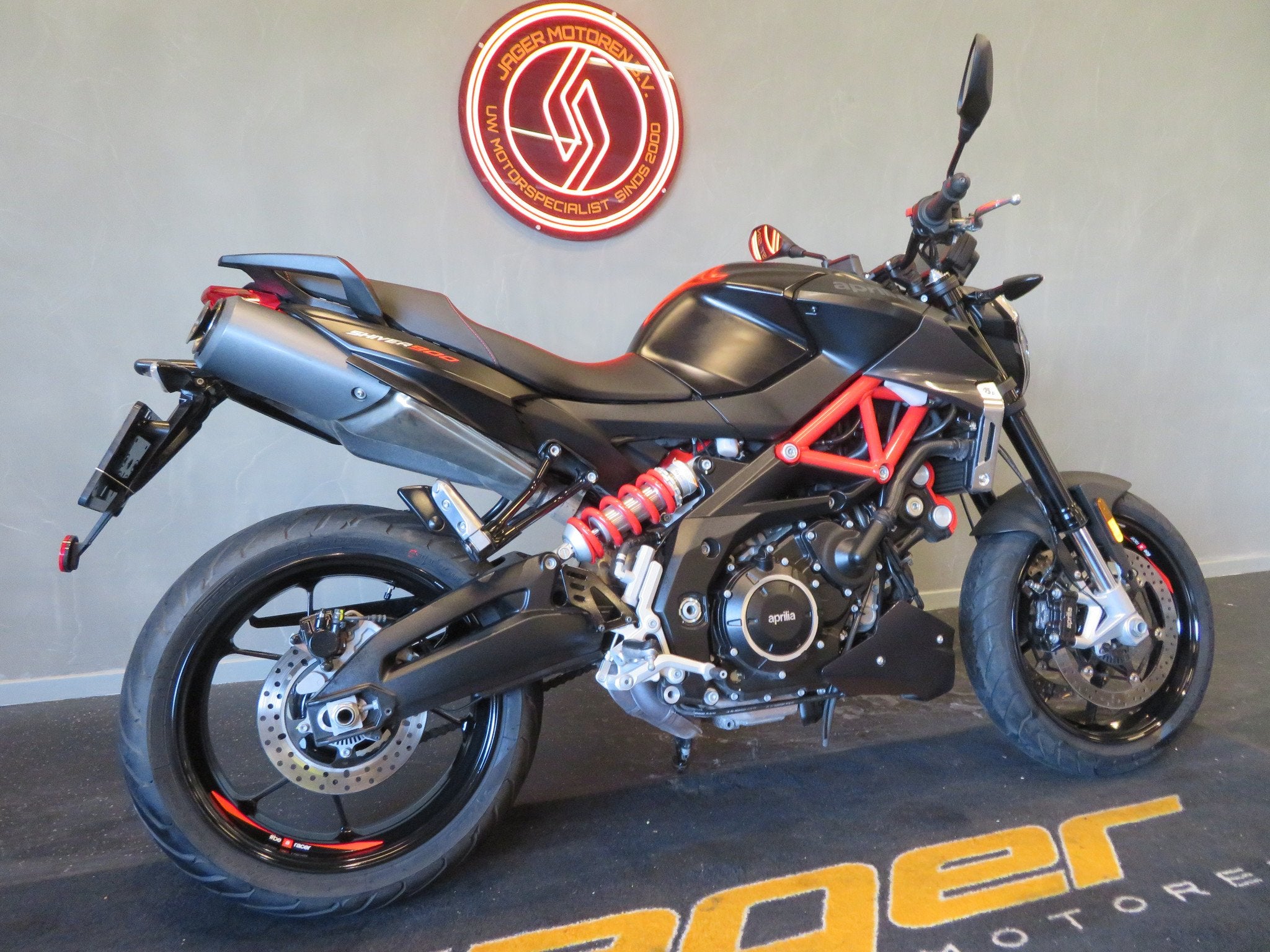 Aprilia SHIVER 900 35KW NIEUWSTAAT! (bj 2022), Motoren, 896 cc, Naked bike, Gebruikt, Bedrijf