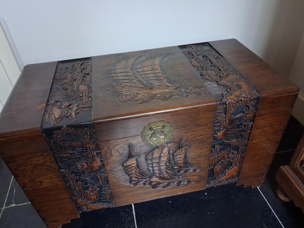 Grote dekenkist met houtsnijwerk, Ophalen of Verzenden, Gebruikt, 100 tot 150 cm, 50 tot 75 cm