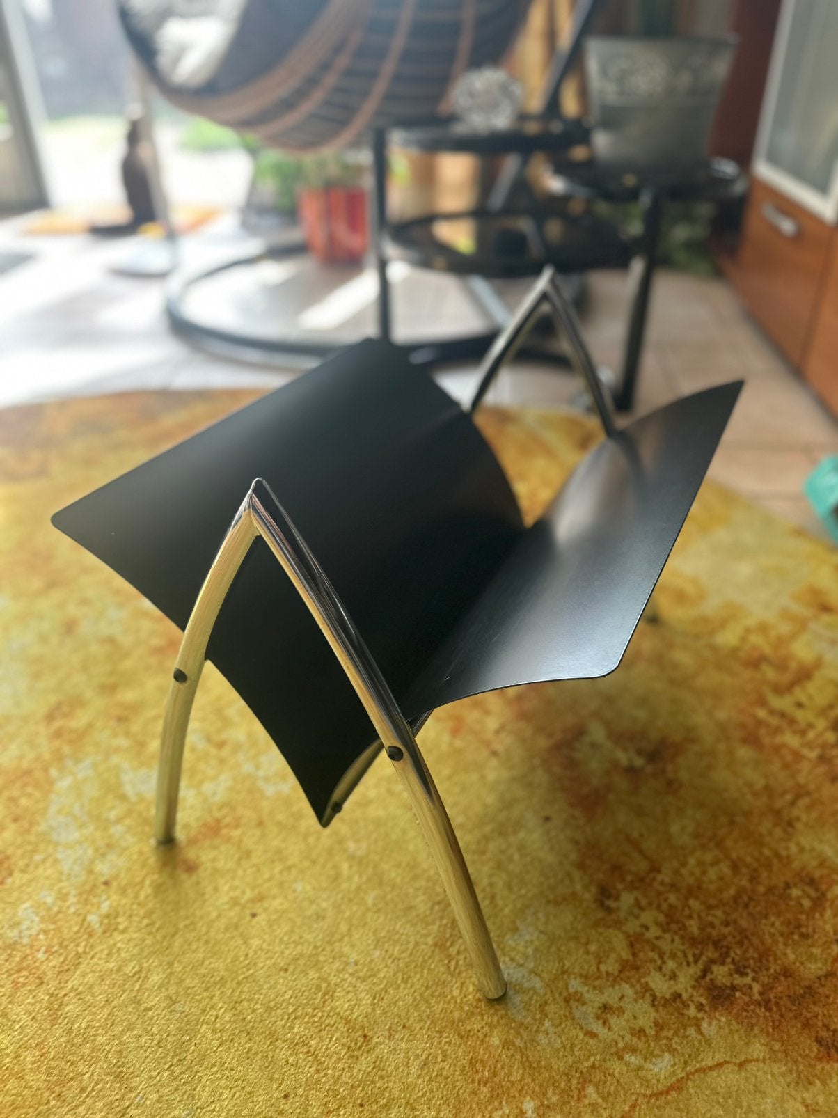 Design Zwarte metalen krantenbak, Ophalen