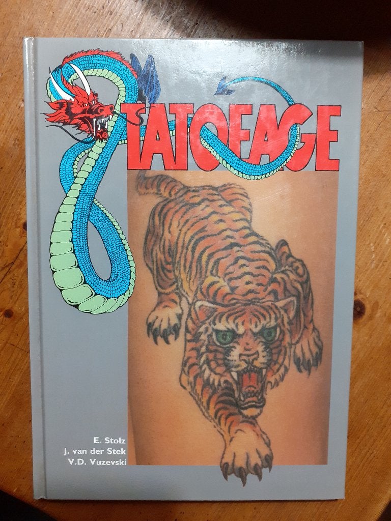 Boek: Tatoeage (E. Stolz, J. van der Stek & V.D. Vuzevski), Ophalen of Verzenden, Gelezen, Overige onderwerpen