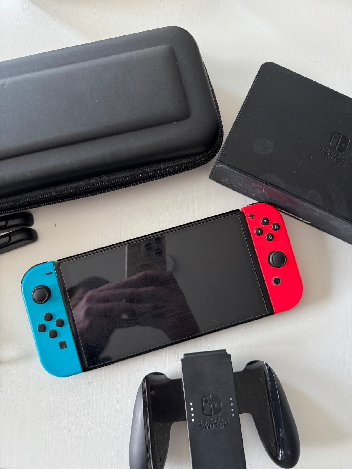 Nintendo Switch OLED Complete + Original Pro Controller, Spelcomputers en Games, Ophalen of Verzenden, Zo goed als nieuw, Met 1 controller
