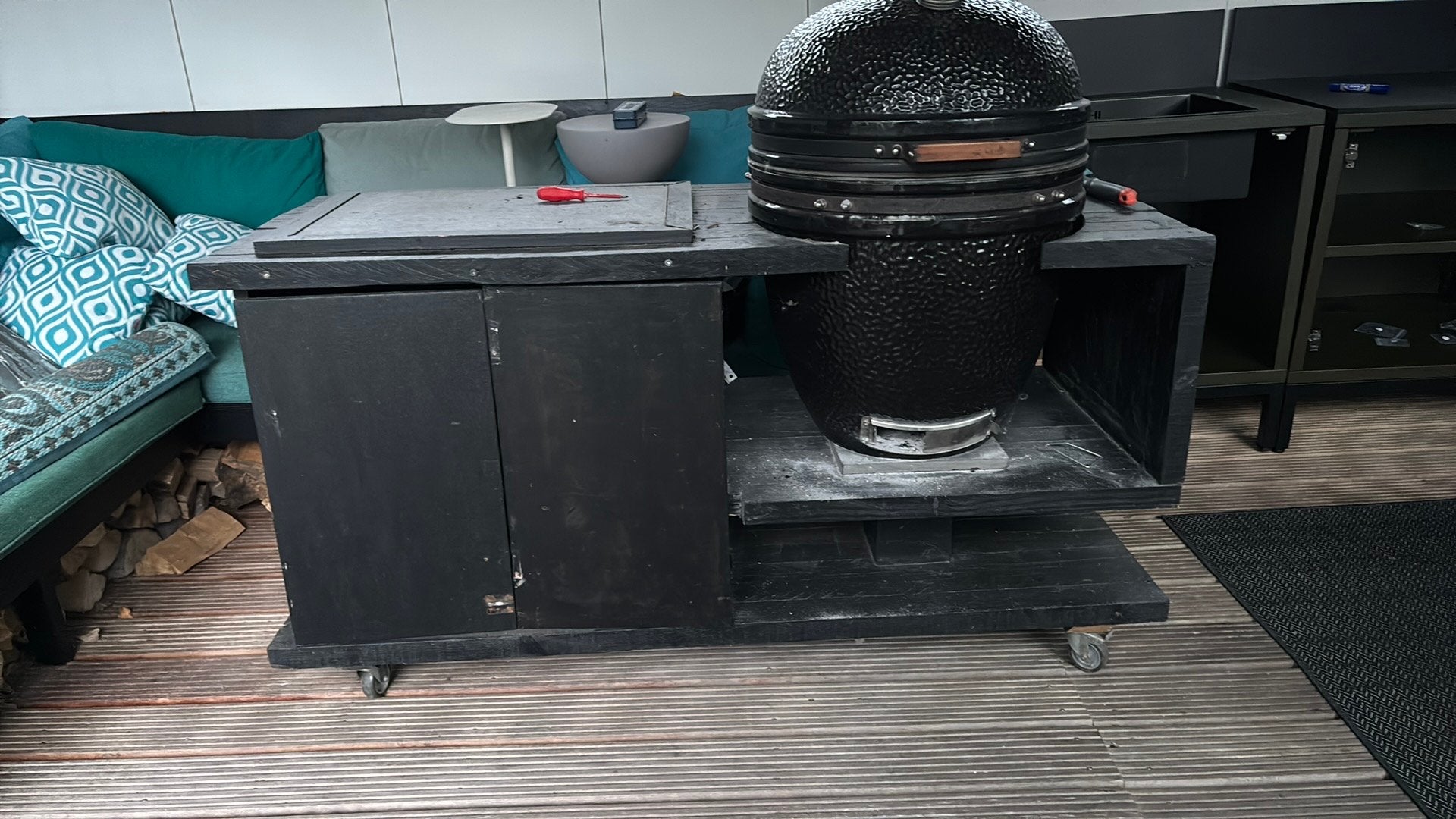 Bbq meubel op wielen, Tuin en Terras, Buitenkeukens, Ophalen of Verzenden, Gebruikt, Houtskool, Vrijstaand