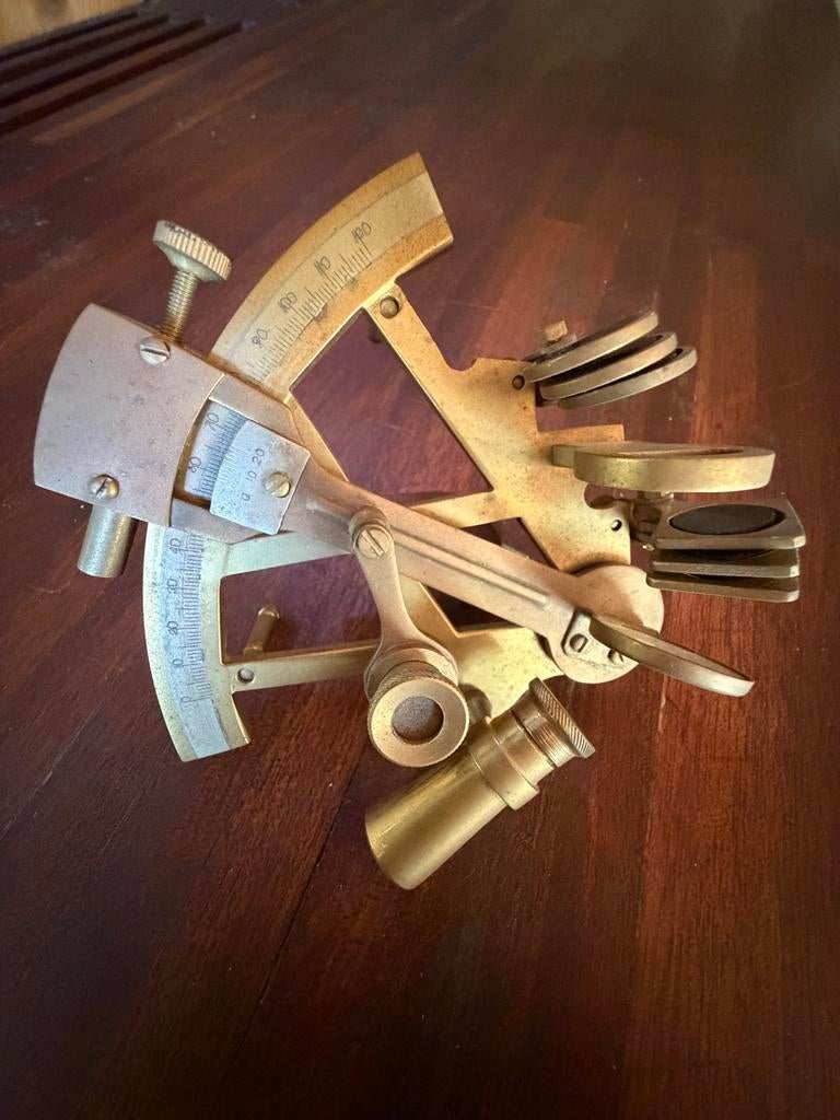 Antieke messing sextant in houten kistje, Ophalen