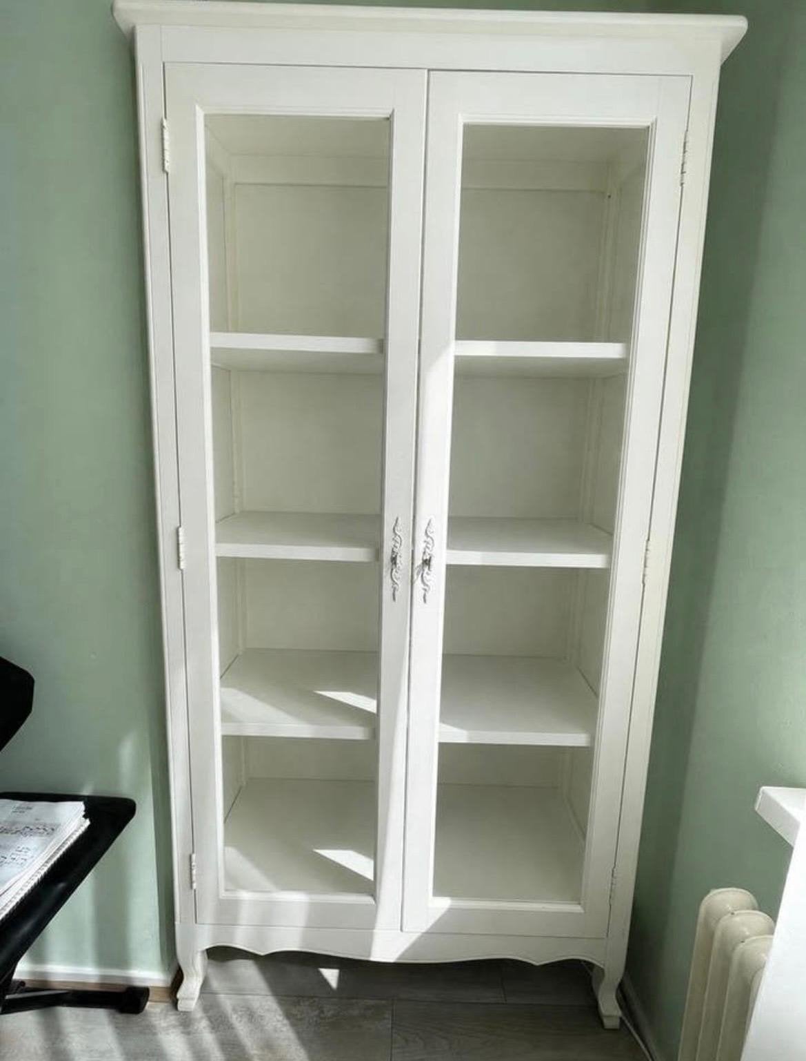 Witte vitrinekast met glazen deuren en planken, Ophalen, Glas, Klassiek, 50 tot 100 cm