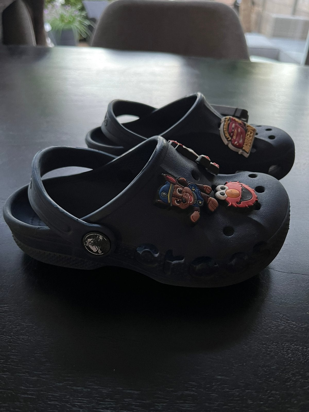 Maat 27/28 Crocs donker blauw met 5, Gebruikt, Overige typen, Ophalen of Verzenden, Jongen