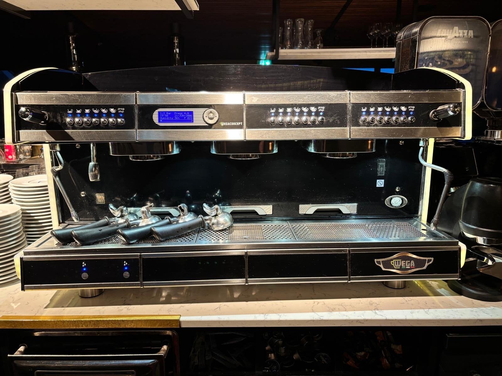Professionele Wega espressomachine met  molens, Stoompijpje, Gebruikt, Espresso apparaat, 10 kopjes of meer