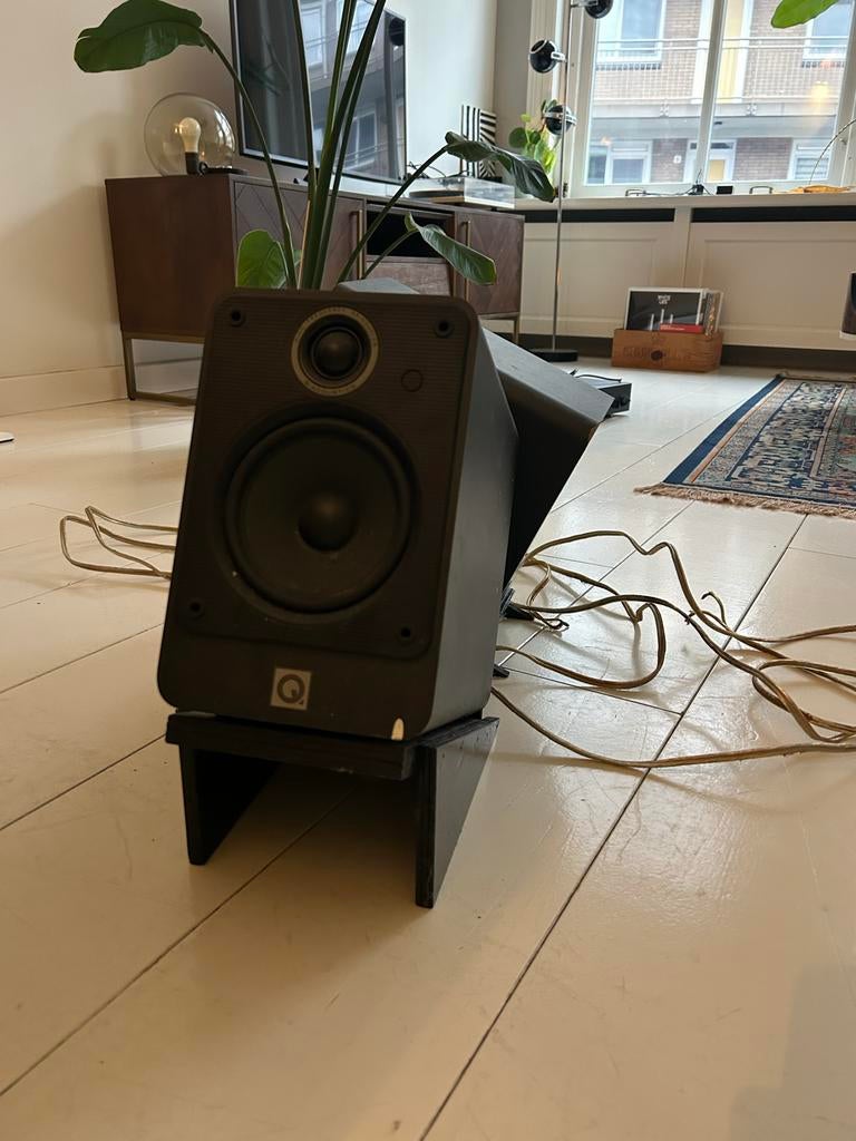 Q Acoustic speaker met standaard, Audio, Tv en Foto, Luidsprekers, Gebruikt, Front, Rear of Stereo speakers, 120 watt of meer