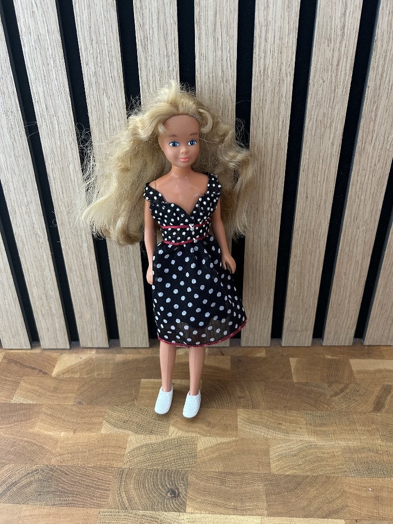 barbie popje zwart/wit stippen jurk, Verzamelen, Poppen, Ophalen of Verzenden, Gebruikt, Pop