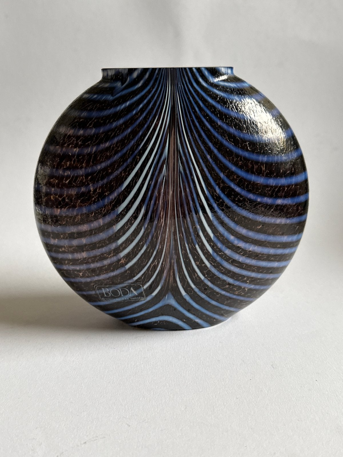 Kosta Boda glazen vaas Bertil Vallien, ca 14 cm hoog, Ophalen of Verzenden