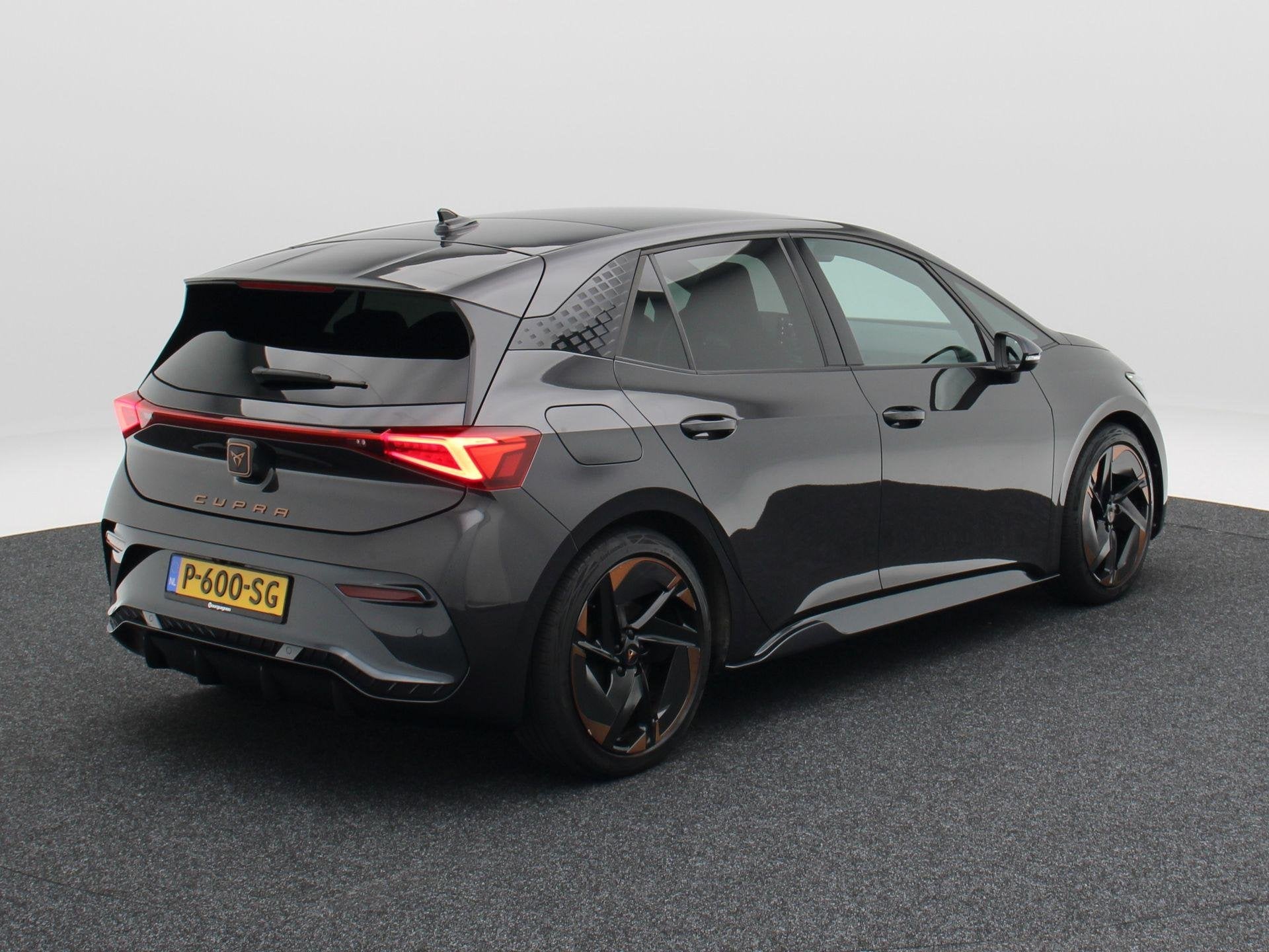 CUPRA Born Copper Edition One 62 kWh 204 Pk | Stoelverwarmin, Auto's, Automaat, Achterwielaandrijving, Gebruikt, Zwart