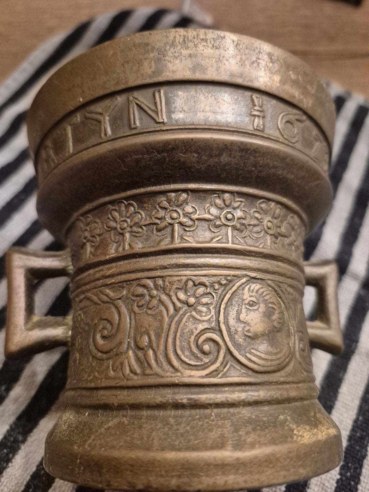 Antieke bronzen vijzel met stamper, gesigneerd RICHARD, Ophalen of Verzenden, Brons