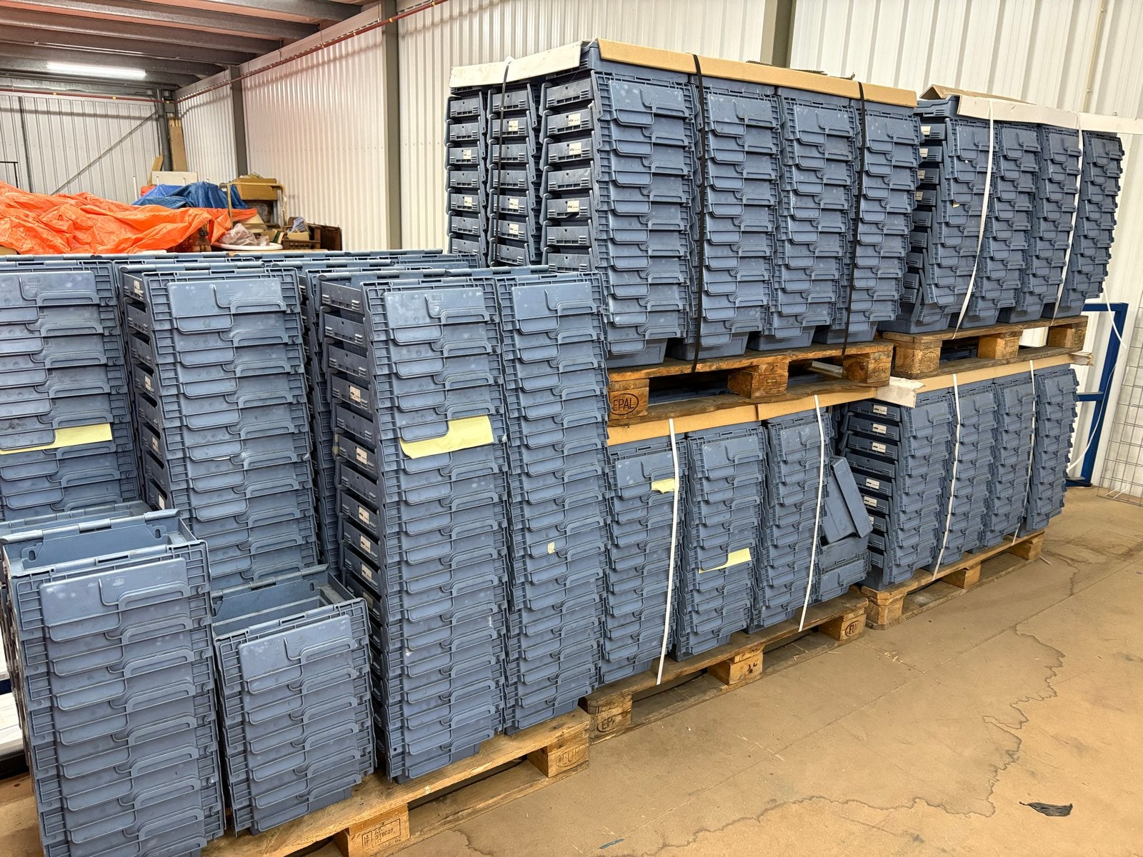 Grote partij kleine magazijnbakjes (2 volle pallets), Ophalen