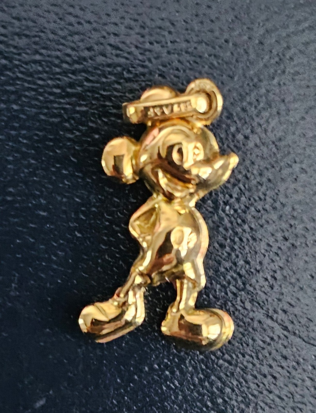 Schattig gouden Disney Mickey Mouse hangertje, Verzamelen, Ophalen of Verzenden, Mickey Mouse, Zo goed als nieuw, Beeldje of Figuurtje