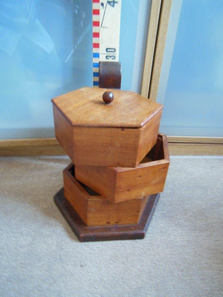 HOUTEN STAPELDOOSJE Zeshoekig  3  Lagen, Ophalen of Verzenden, Gebruikt, Bruin, Hout