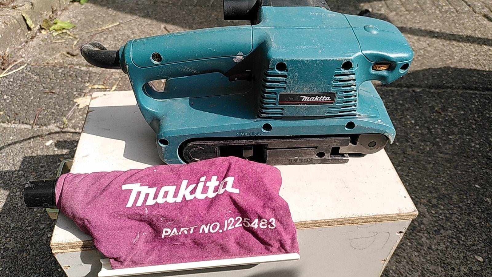 Makita 9911 kleine bandschuurmachine, Ophalen, Gebruikt, 600 tot 1200 watt, Bandschuurmachine