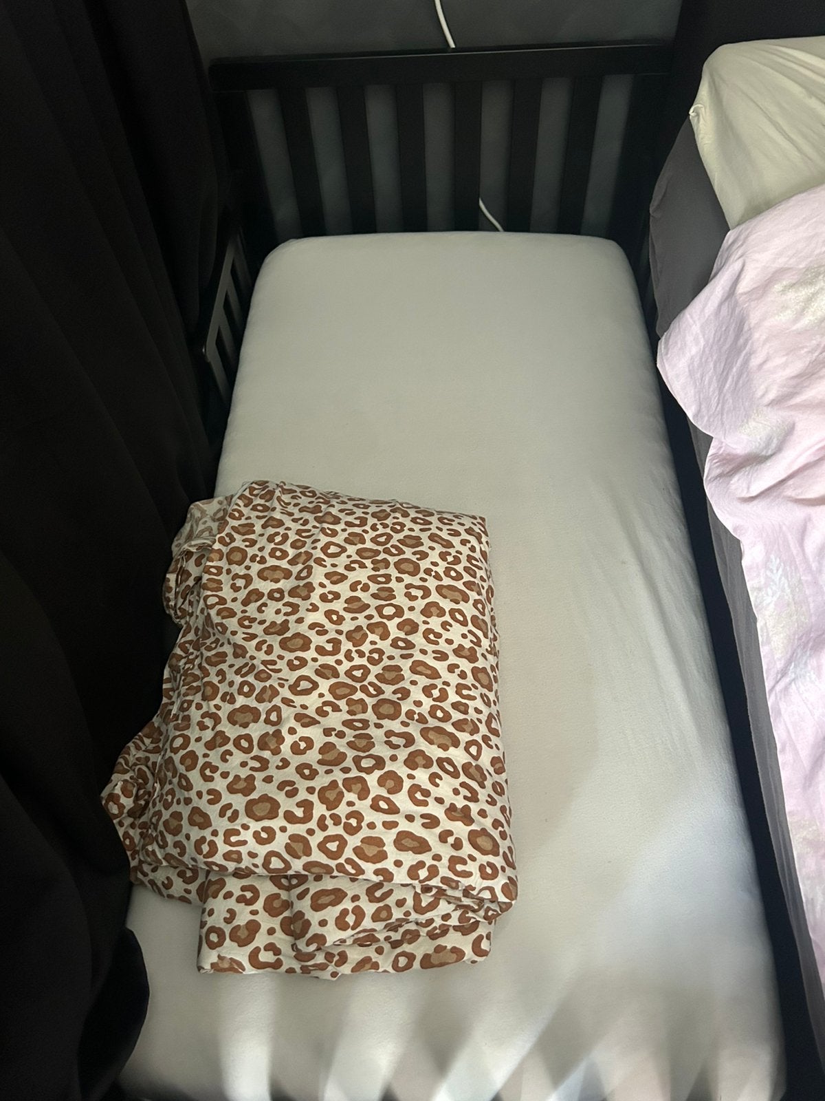 Zwart peuterbedje, Kinderen en Baby's, Babywiegjes en Ledikanten, Ophalen of Verzenden, Zo goed als nieuw, Overige typen