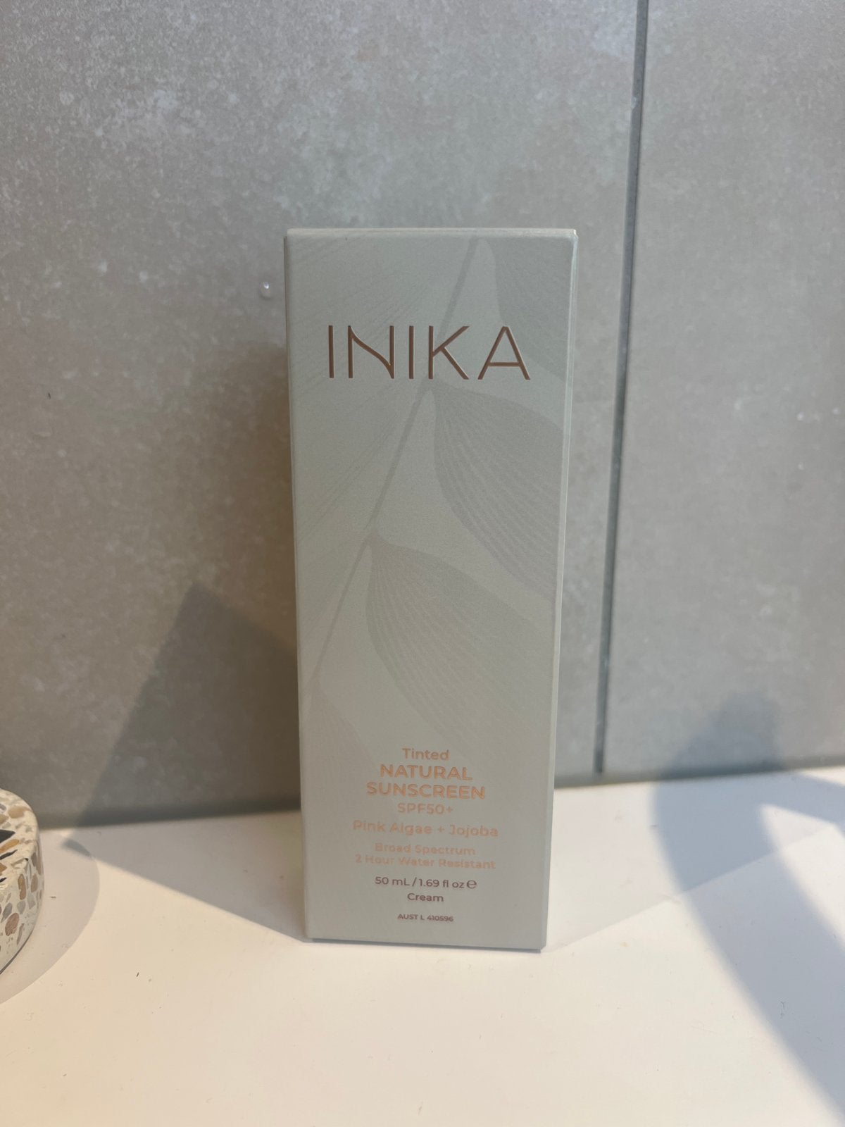 INIKA Getinte Natuurlijke Zonnebrandcrème SPF50+ - 50ml, Ophalen of Verzenden, Nieuw, Gehele gezicht, Verzorging