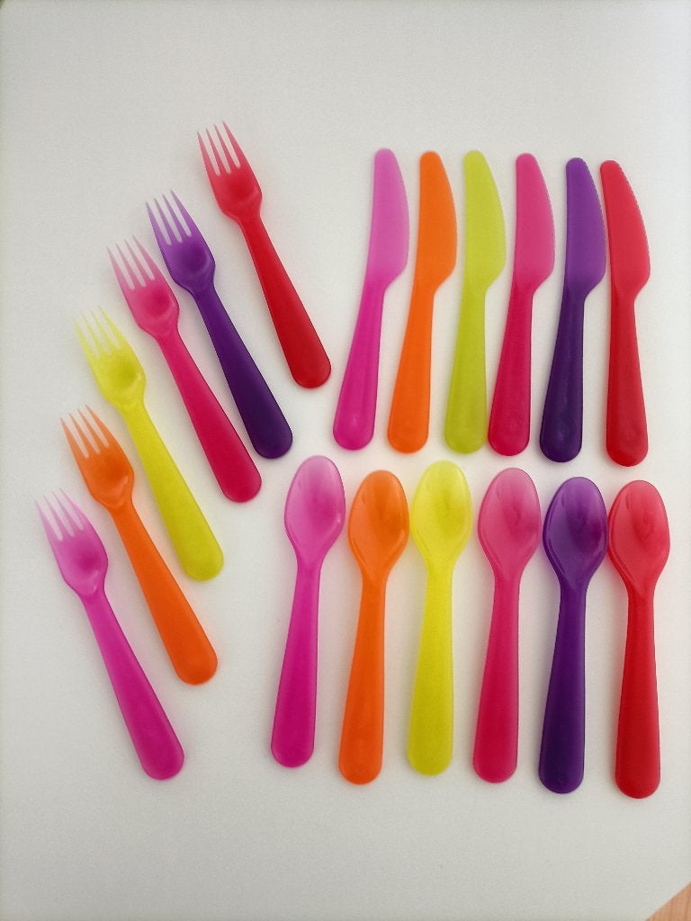 Kleurrijk kinderbestek en bordjes set (24 stuks), Ophalen of Verzenden, Zo goed als nieuw