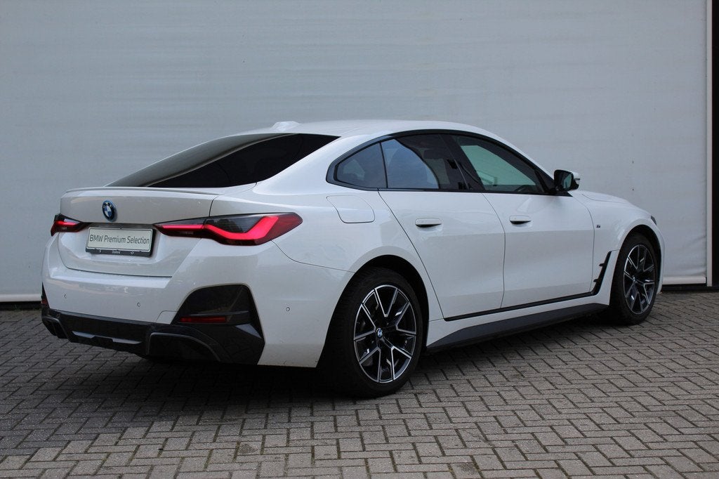 BMW i4 eDrive40 High Executive M Sport / Schuif-kanteldak /, Auto's, BMW, Achterwielaandrijving, Gebruikt, 590 km, Met garantie (alle)