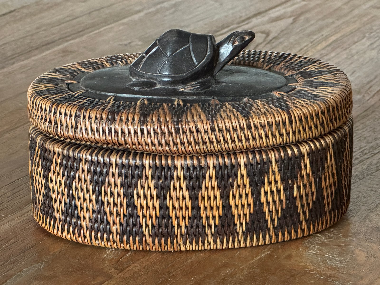 Mand!  Afrikaans, met Schildpad Deksel - Handgemaakt, Gebruikt, Gevlochten, Mand, Ophalen of Verzenden