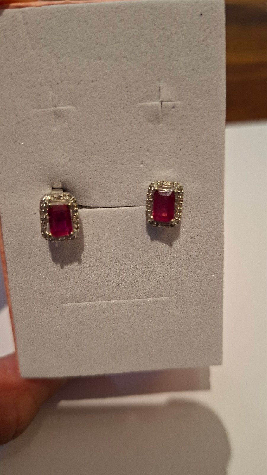 Elegante oorbellen met robijn en diamanten, Nieuw, Ophalen of Verzenden, Met edelsteen, Knopjes of Stekers