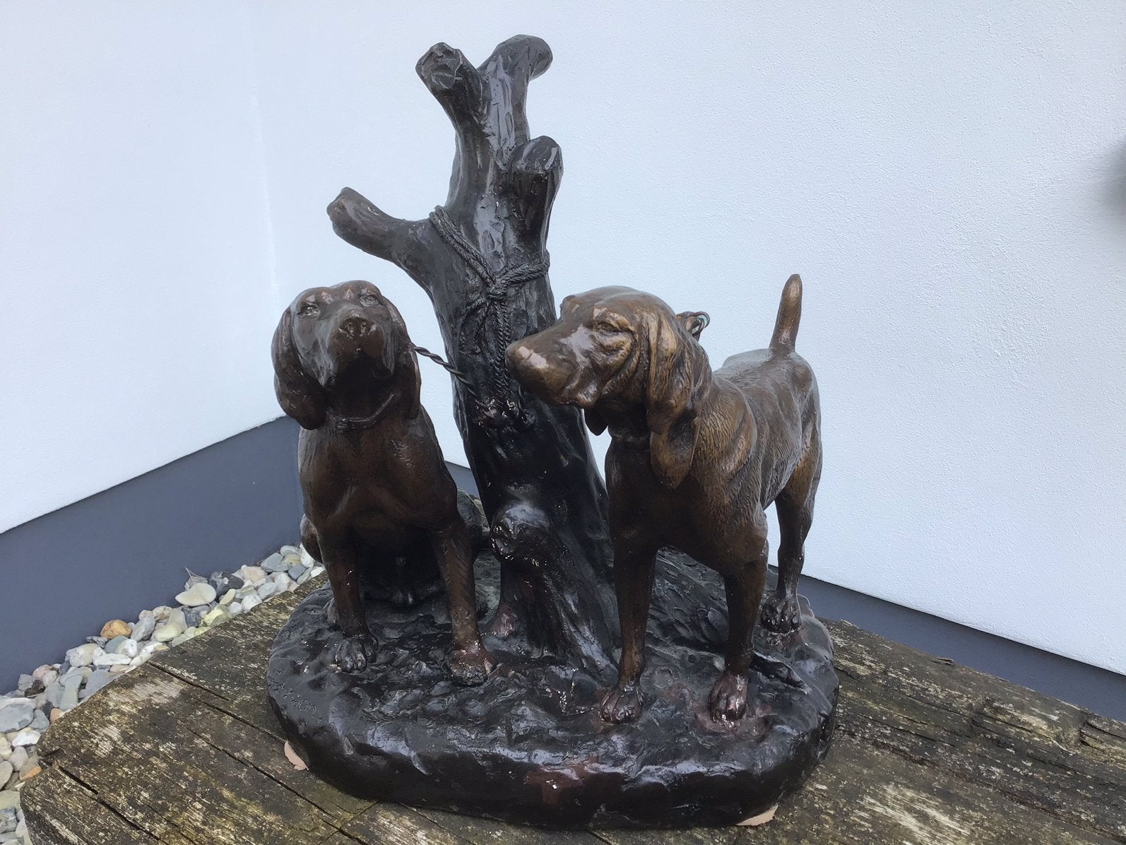 Bronzen sculptuur - bloedhonden bij boom - gesig. Johnson, Ophalen of Verzenden