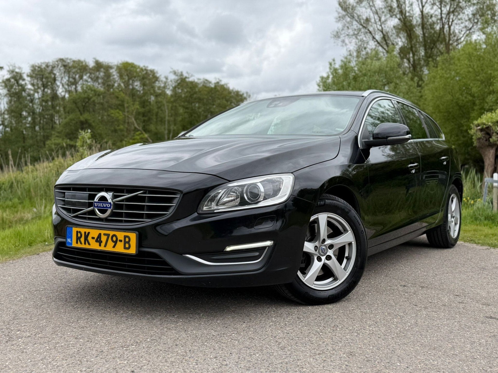 Volvo V60 2.0 D4 Nordic+ / Incl. BTW / 1 Eigenaar / Automaat, Auto's, 1969 cc, Leder, Diesel, 168 €/maand