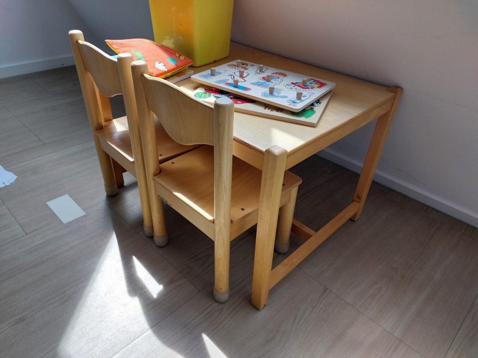 Kinder tafeltje met 2 stoeltjes, Ophalen of Verzenden, Zo goed als nieuw, Tafel(s) en Stoel(en)