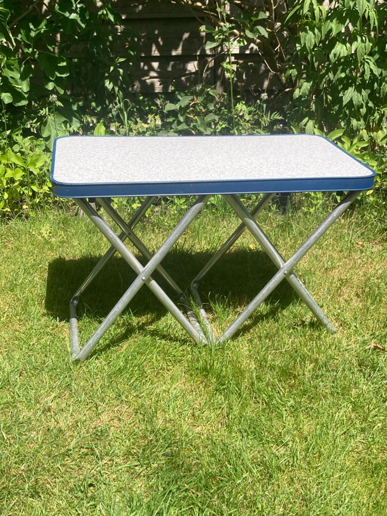 Campingtafel en 2 krukjes (crespo) - Ideaal voor onderweg!, Caravans en Kamperen, Kampeermeubelen, Ophalen, Gebruikt, Campingtafel