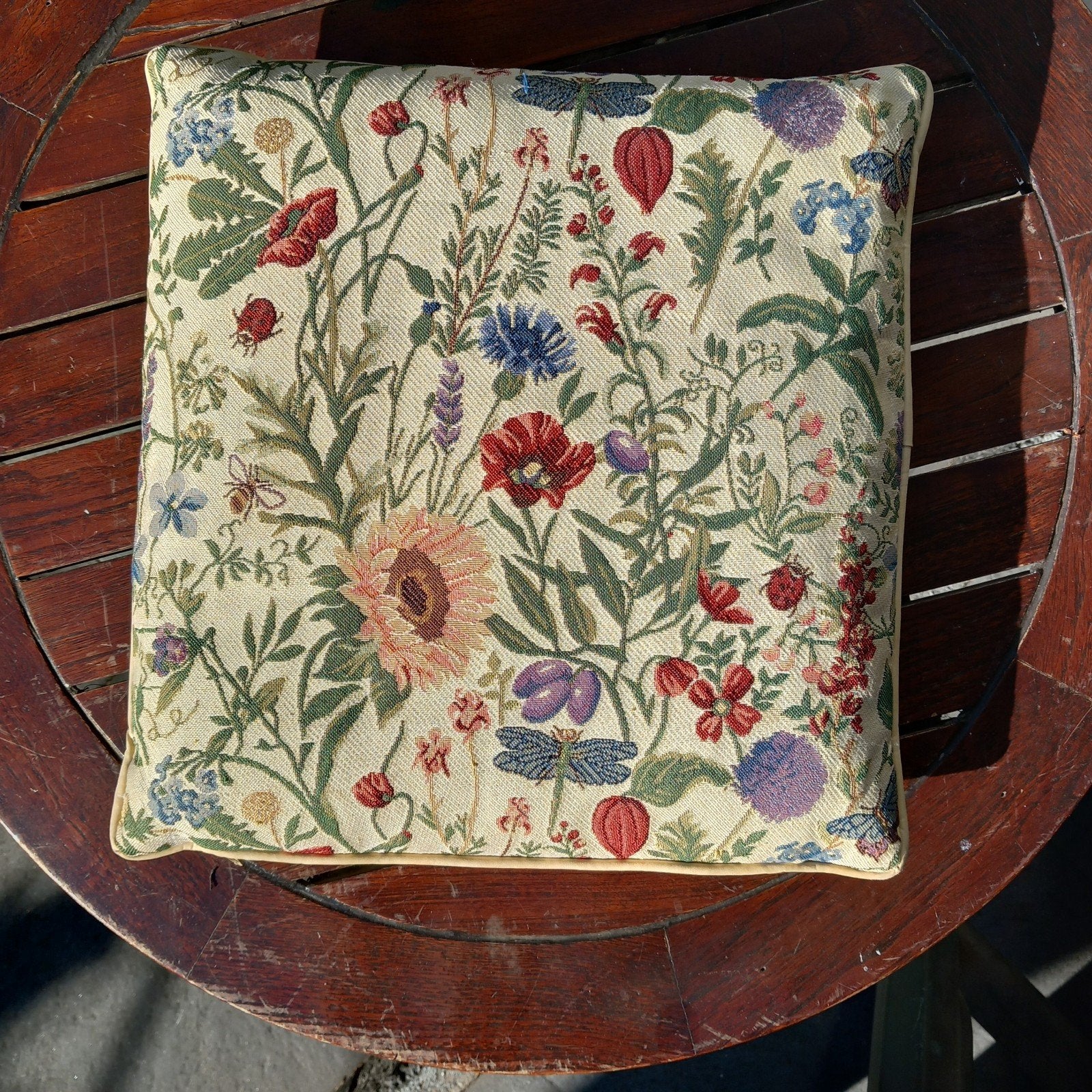 Gobelin sierkussen 37x37 cm met bloemen en insecten, Huis en Inrichting, Woonaccessoires | Kussens, Ophalen, Gebruikt, Meerkleurig