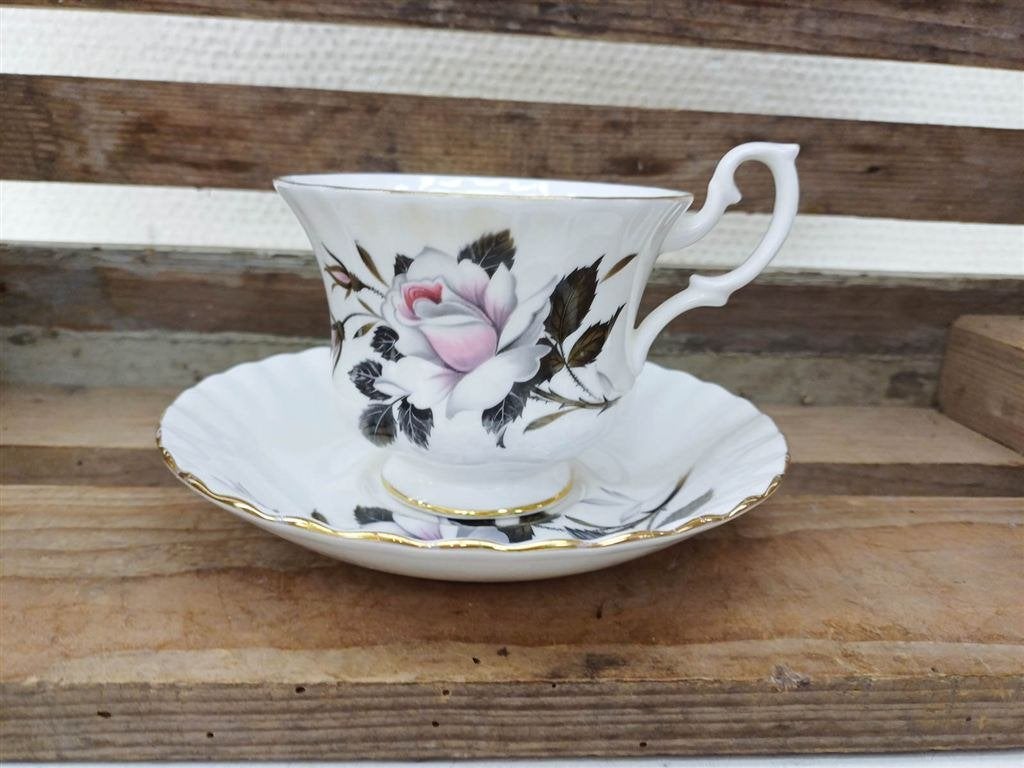 Royal Albert porseleinen kop en schotel 39835, Huis en Inrichting, Keuken | Servies, Gebruikt, Ophalen of Verzenden, Bord(en)