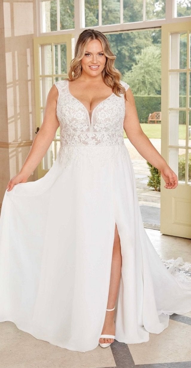 Elegante trouwjurk met sexy split, Ophalen, Zo goed als nieuw, Wit, Trouwjurk