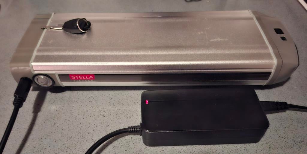 Stella accu type 2 (JCEB360-17.5) met oplader, Fietsen en Brommers, Fietsaccessoires | Fietsaccu's, Ophalen of Verzenden, Gebruikt