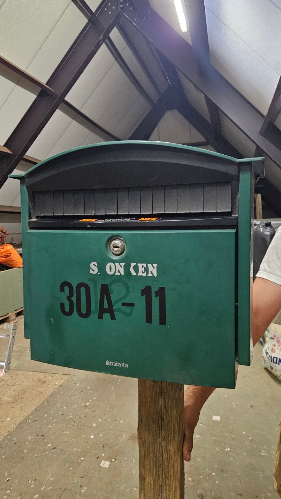 Brabantia brievenbus op paal met nee-nee sticker, Tuin en Terras, Ophalen, Gebruikt, Staal, Staande brievenbus