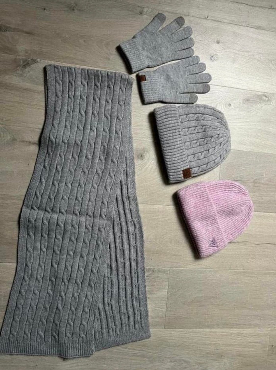 Nieuwe set: Handschoenen, Muts (2x), Sjaal, Ophalen of Verzenden, Nieuw, Maat 38/40 (M), Muts