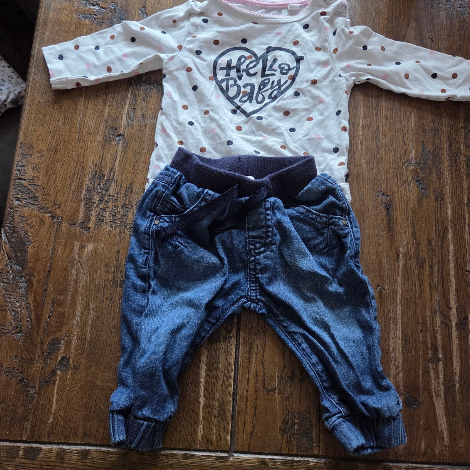 Schattige babykleding set: romper en spijkerbroekje, Kinderen en Baby's, Babykleding | Overige, Ophalen of Verzenden, Gebruikt