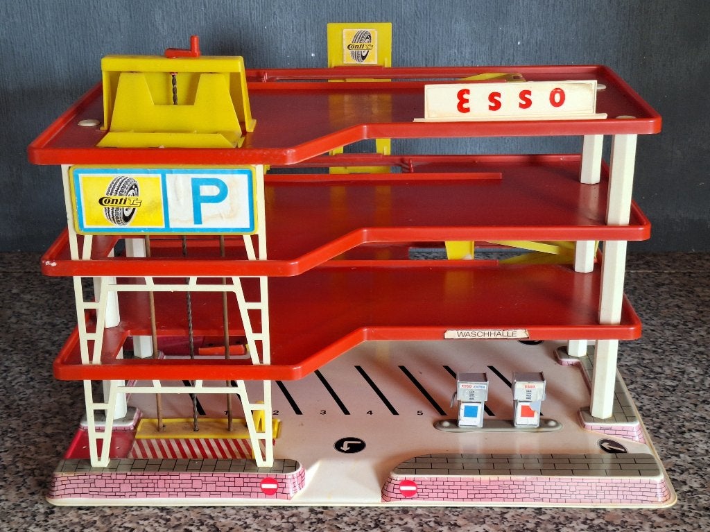 Vintage parkeergarage met lift en benzinepomp, Ophalen, Gebruikt, Auto's
