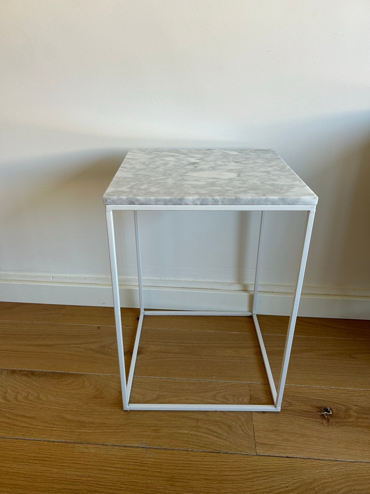Stijlvolle bijzettafel met marmeren blad en wit frame, Huis en Inrichting, Minder dan 55 cm, Metaal of Aluminium, Vierkant, Zo goed als nieuw