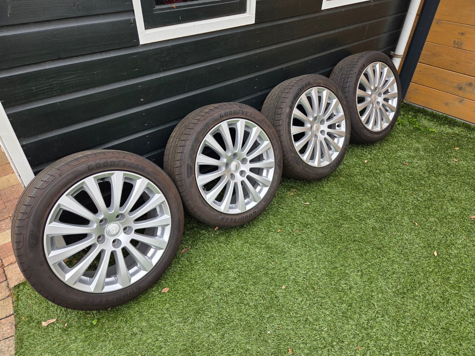 OEM Suzuki 18 inch velgen met lexus naafkapjes 235/45 R18, Ophalen, 18 inch, Gebruikt, Banden en Velgen