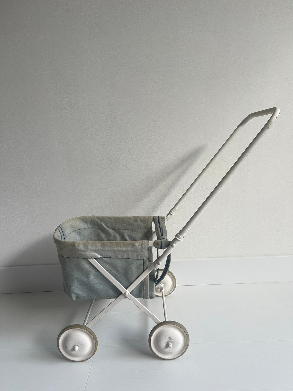 Unieke vintage poppenwagen spijkerstof jaren 60 | jeans stof, Ophalen of Verzenden, Gebruikt