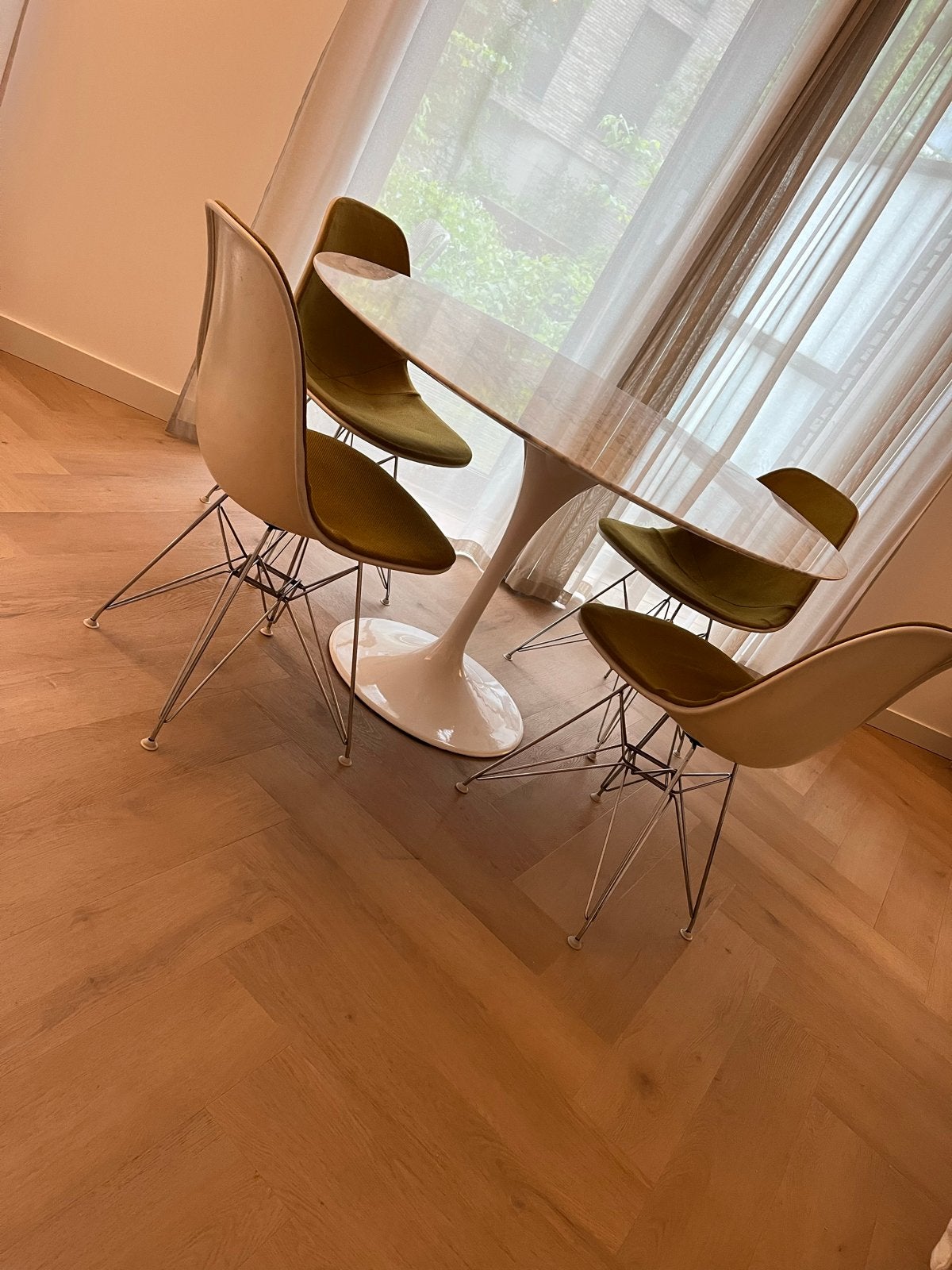 4 Eames stoelen, Eiffel base en mosterdgele bekleding, Huis en Inrichting, Stoelen, Ophalen, Kunststof, Gebruikt, Overige kleuren