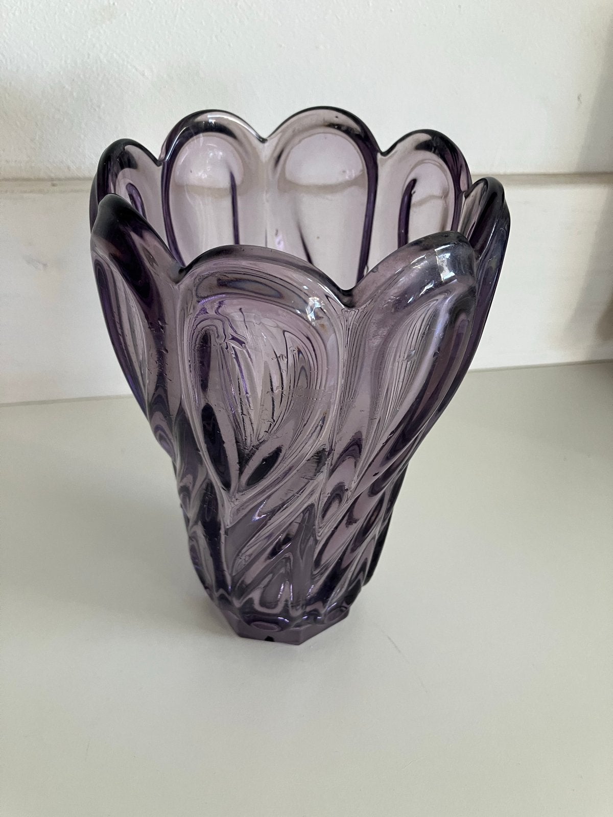 Vintage paarse glazen vaas met golvend design, Ophalen