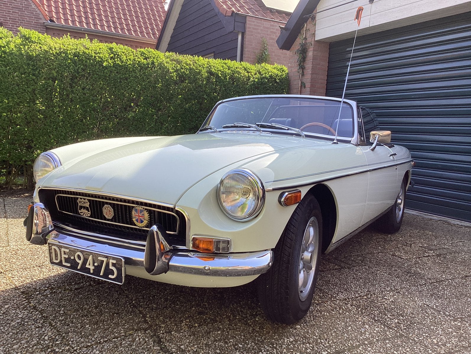 MGB 1.8 1972, Auto's, Oldtimers, Particulier, MG, Benzine, Cabriolet, Handgeschakeld, Wit, Zwart, Kunstmatig leder, Achterwielaandrijving