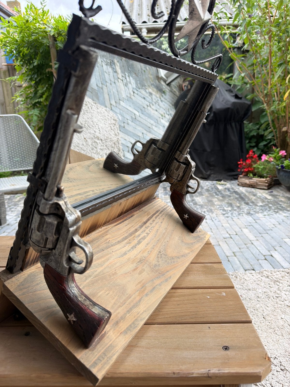 Unieke spiegel met revolver details en western ster, Ophalen of Verzenden, Rechthoekig, 50 tot 100 cm, Minder dan 100 cm
