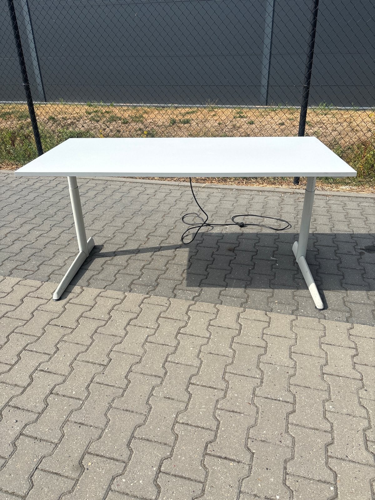 Zit-sta bureau 1.60m breed met kabelgoot en stopcontacten, Huis en Inrichting, Ophalen, Zit-sta bureau, Gebruikt, Metaal