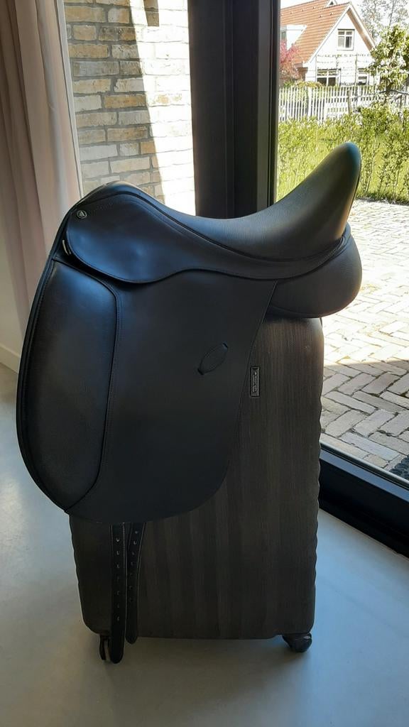 Netjes Arena HW dressuurzadel 17 inch, Dieren en Toebehoren, Paarden en Pony's | Zadels, Ophalen, Zo goed als nieuw, Dressuur